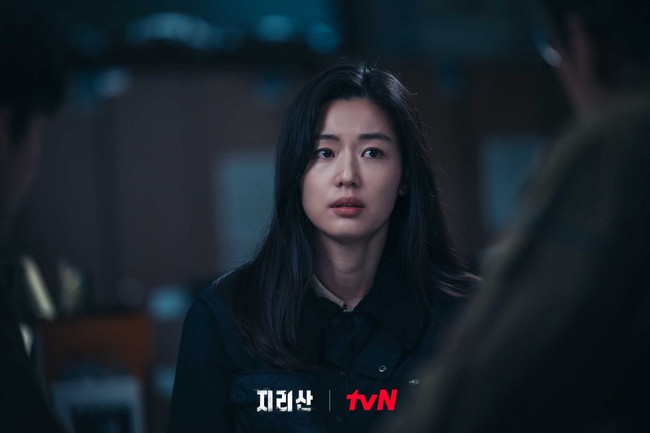 Jirisan pun menandai comeback Jun Ji Hyun setelah absen selama empat tahun. Aktris berumur 40 tahun itu terakhir kali membintangi drama Korea The Legend of the Blue Sea pada 2016. Foto: dok. tvN