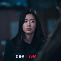 Jirisan pun menandai comeback Jun Ji Hyun setelah absen selama empat tahun. Aktris berumur 40 tahun itu terakhir kali membintangi drama Korea The Legend of the Blue Sea pada 2016. Foto: dok. tvN