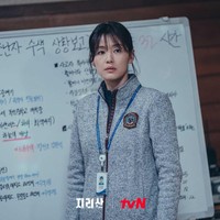 Jun Ji Hyun dikenal sebagai aktris tersohor asal Korea Selatan. Dia identik dengan perannya dalam film My Sassy Girl. Aktris cantik itu telah melakoni berbagai peran selama lebih dari 20 tahun. Foto: dok. tvN