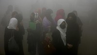 Meningkatnya polusi udara dan kabut asap telah memaksa pihak berwenang untuk memerintahkan penutupan sebagian sekolah di Lahore.