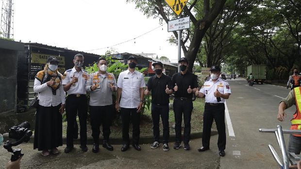 Kampanyekan keselamatan berkendara, Honda bikin marka jalan dan rambu lalu lintas di Bogor