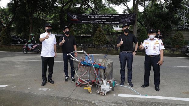 Kampanyekan keselamatan berkendara, Honda bikin marka jalan dan rambu lalu lintas di Bogor