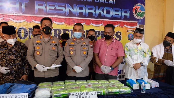 Kapolres Tanjungbalai, AKBP Triyadi menunjukkan barang bukti sabu yng ditemukan di laut oleh nelayan dan dijual.