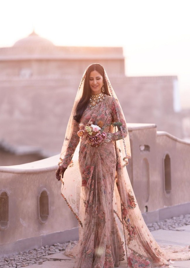 Kesan modern dan kekinian tampak dari veil panjang yang hadir melengkapi penampilannya. Veil panjang menyentuh lantai dan saree merupakan perpaduan apik yang menyiratkan akulturasi budaya Asia dan Eropa. Foto: Instagram/@katrinakaif