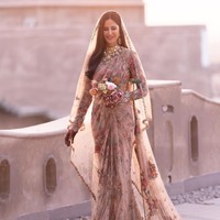 Kesan modern dan kekinian tampak dari veil panjang yang hadir melengkapi penampilannya. Veil panjang menyentuh lantai dan saree merupakan perpaduan apik yang menyiratkan akulturasi budaya Asia dan Eropa. Foto: Instagram/@katrinakaif