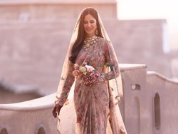 Foto: Pesona Katrina Kaif Pakai Kain Saree Bergaya Modern saat Menikah