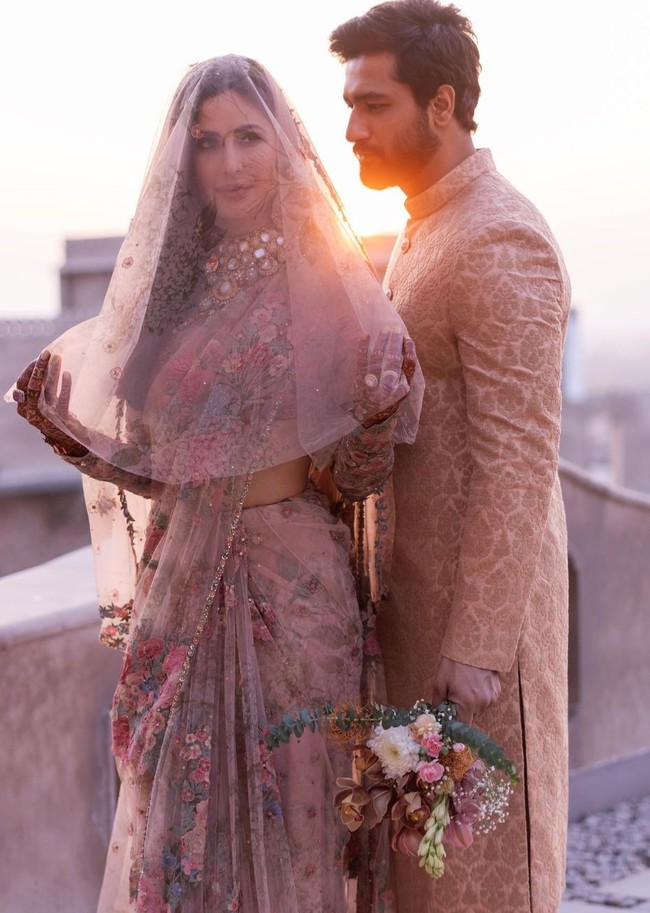 Sabyasachi adalah desainer di balik gaun super-cantik yang dipakai Katrina Kaif. Dijelaskan sang desainer, Katrina Kaif memang ingin memberi penghormatan kepada ibunya yang keturunan Inggris dengan siluet busana seperti gaun tapi tetap mengenakan saree. Foto: Instagram/@katrinakaif