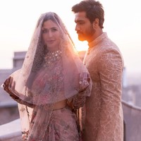 Sabyasachi adalah desainer di balik gaun super-cantik yang dipakai Katrina Kaif. Dijelaskan sang desainer, Katrina Kaif memang ingin memberi penghormatan kepada ibunya yang keturunan Inggris dengan siluet busana seperti gaun tapi tetap mengenakan saree. Foto: Instagram/@katrinakaif