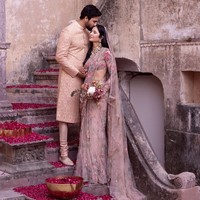 Katrina Kaif memakai kain saree dengan nuansa warna beige yang dipercantik bordiran floral warna-warni. Ia memadukannya dengan blouse lengan panjang yang juga dipenuhi hiasan bordir. Foto: Instagram/@katrinakaif