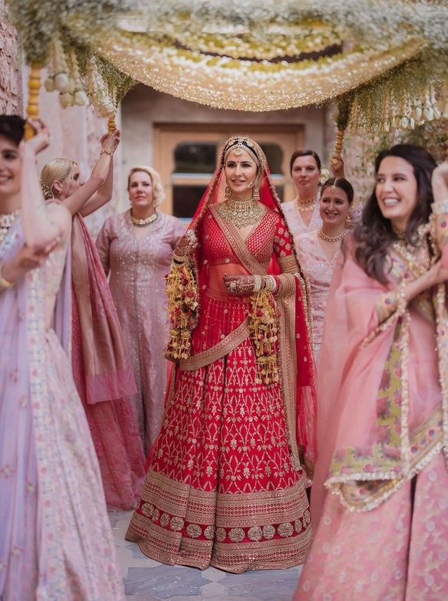 “Saree berwarna pastel dihiasi bordiran berbentuk bunga-bunga asal Inggris yang dikreasikan para pengrajin Bengal dan diberi taburan bebatuan serta kristal,” jelas Sabyasachi, seperti dikutip dari NDTV. Foto: Instagram/@katrinakaif