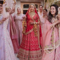 “Saree berwarna pastel dihiasi bordiran berbentuk bunga-bunga asal Inggris yang dikreasikan para pengrajin Bengal dan diberi taburan bebatuan serta kristal,” jelas Sabyasachi, seperti dikutip dari NDTV. Foto: Instagram/@katrinakaif