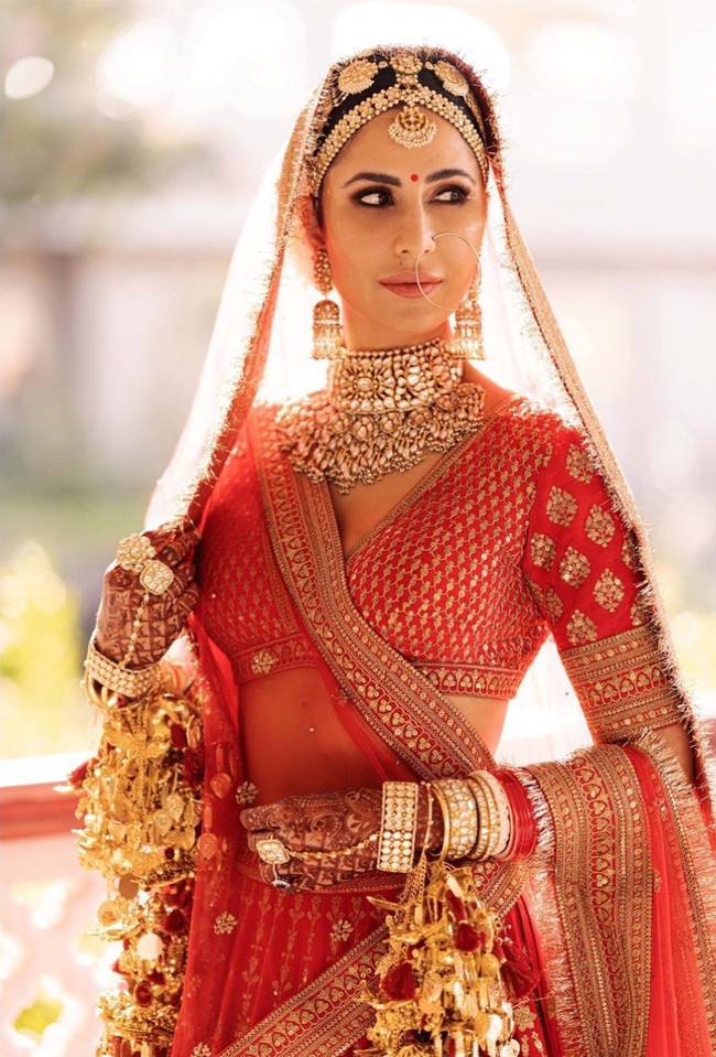 Dia juga menjelaskan bahwa pembuatan busana tersebut melibatkan 40 pengrajin dan menghabiskan waktu pengerjaan 1800 jam. Foto: Instagram/@katrinakaif