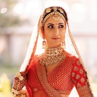 Dia juga menjelaskan bahwa pembuatan busana tersebut melibatkan 40 pengrajin dan menghabiskan waktu pengerjaan 1800 jam. Foto: Instagram/@katrinakaif