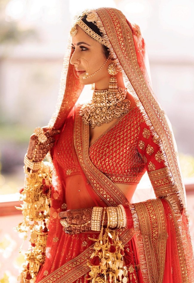Katrina Kaif juga membagikan foto-fotonya saat pernikahan. Ia mengenakan busana pengantin tradisional India warna merah.  Foto: Instagram/@katrinakaif
