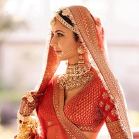 Katrina Kaif juga membagikan foto-fotonya saat pernikahan. Ia mengenakan busana pengantin tradisional India warna merah.  Foto: Instagram/@katrinakaif