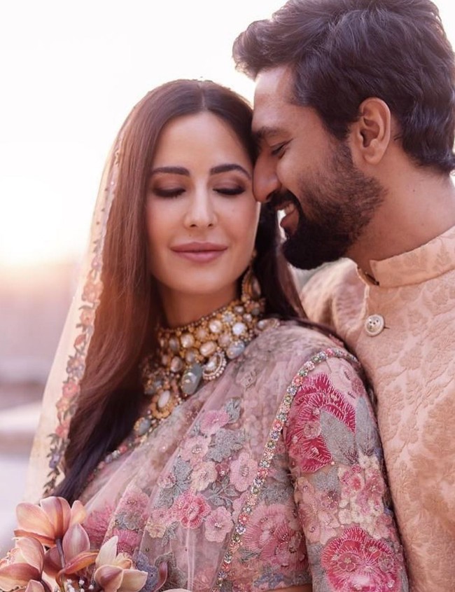 Katrina Kaif mengunggah foto-foto pernikahannya dengan Vicky Kaushal di Instagram. Mengenakan kain saree dan blouse, aktris Bollywood ini tampil bak putri kerajaan. Foto: Instagram/@katrinakaif