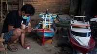 Miniatur kapal yang dioperasikan menggunakan remote control itu dijual antara Rp3-7 juta per unit tergantung ukuran dan kualitas.