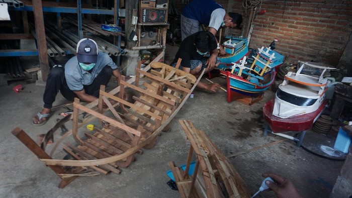 KERAJINAN MINIATUR KAPAL REMOTE CONTROL Perajin dari Komunitas RC Batang memproduksi miniatur kapal di Kabupaten Batang, Jawa Tengah, Kamis (16/12/2021). Miniatur kapal yang dioperasikan menggunakan 'remote control' itu dijual antara Rp3-7 juta per unit tergantung ukuran dan kualitas dengan waktu pengerjaan satu unit miniatur antara 1-2 bulan. ANTARA FOTO/Harviyan Perdana Putra/rwa.