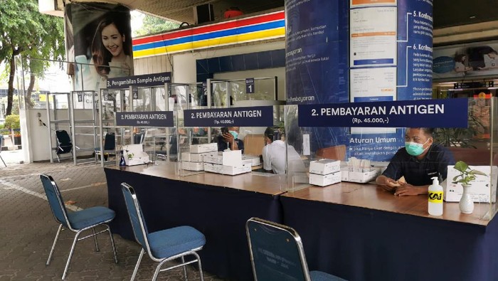 Ilutrasi rapid test antigen di Stasiun Gambir.