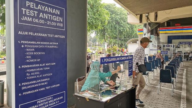 Ilutrasi rapid test antigen di Stasiun Gambir.