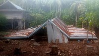 BPBD Selayar melaporkan ada 11 orang warga yang mengalami luka akibat terkena reruntuhan bangunan. ANTARA FOTO/ABRIAWAN ABHE
