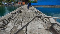 Dermaga rusak akibat gempa bumi berkekuatan magnitudo (M) 7,4 di Desa Sambali, Kecamatan Pasimarannu, Kabupaten Kepulauan Selayar, Sulawesi Selatan. ANTARA FOTO/JOJON