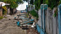 Pagar rumah warga roboh akibat gempa bumi berkekuatan magnitudo (M) 7,4 di Desa Sambali, Kecamatan Pasimarannu, Kabupaten Kepulauan Selayar, Sulawesi Selatan. ANTARA FOTO/JOJON
