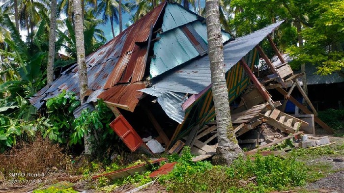 Sejumlah rumah rusak akibat gempa bumi berkekuatan magnitudo (M) 7,4 di Desa Sambali, Kecamatan Pasimarannu, Kabupaten Kepulauan Selayar, Sulawesi Selatan, Rabu (15/12/2021). Pihak Basarnas menerima laporan sementara kerusakan rumah akibat gempa pada Selasa (14/12/2021) sebanyak 164 unit di Desa Sambali, Kecamatan Pasimarannu dan sebagian warga masih memilih mengungsi. ANTARA FOTO/HO/BASARNAS/jon/aww.