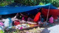 Sejumlah warga mengungsi pasca gempa bumi di Kecamatan Pasilambena, Kepulauan Selayar, Sulawesi Selatan. ANTARA FOTO/ABRIAWAN ABHE