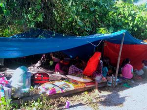 4.838 Warga Selayar-226 Warga Sikka Masih Mengungsi Akibat Gempa M 7,4 NTT