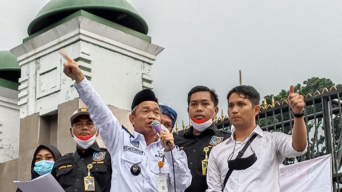 Ketua Umum DPP Apdesi, Surta Wijaya berorasi soal kekecewaannya gagal audiensi dengan DPR sore ini, Kamis (16/12/2021).