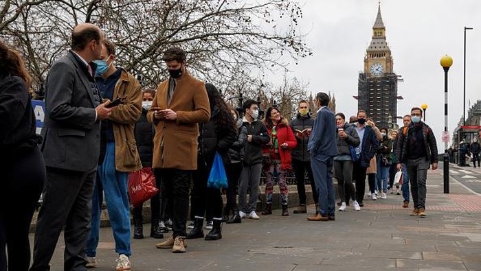 LONDON, ENGLAND - DECEMBER 14: Members of the public queue for Covid-19 vaccinations and booster jabs at St Thomas Hospital on December 14, 2021 in London, England. The government announced it was accelerating its Covid-19 booster programme due to concerns about the Omicron variant. The UK now intends to offer every adult a booster jab before the end of the year. (Photo by Dan Kitwood/Getty Images)