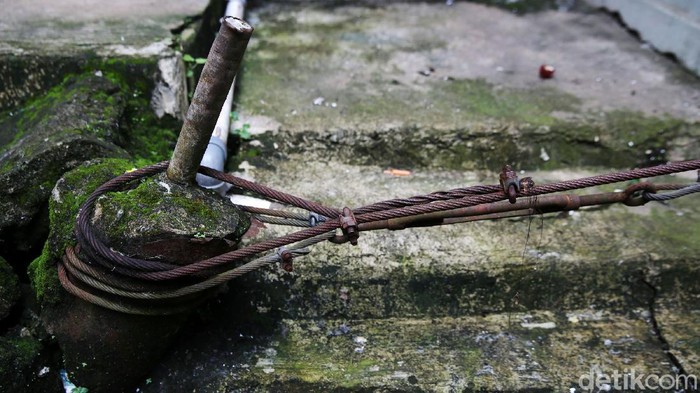 Kondisi jembatan gantung di Srengseng Sawah, Jakarta, sangat memperihatinkan, Kamis (16/12). Kontruksi jembatan yang ditopang tali baja dan bambu tersebut tak terawat dan keropos.