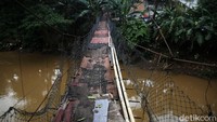 Jembatan gantung itu menjadi akses penyeberangan warga dari Jakarta menuju Depok.