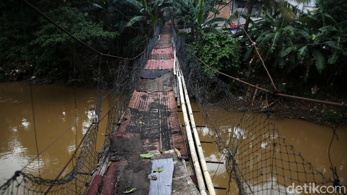 Kondisi Jembatan Gantung Srengseng Sawah Memprihatinkan Kondisi jembatan gantung di Srengseng Sawah, Jakarta, sangat memperihatinkan, Kamis (16/12). Kontruksi jembatan yang ditopang tali baja dan bambu tersebut tak terawat dan keropos.