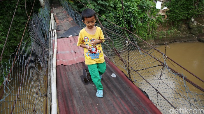 Kondisi jembatan gantung di Srengseng Sawah, Jakarta, sangat memperihatinkan, Kamis (16/12). Kontruksi jembatan yang ditopang tali baja dan bambu tersebut tak terawat dan keropos.