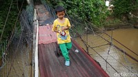 Seng-seng yang menjadi alas sudah banyak yang keropos.