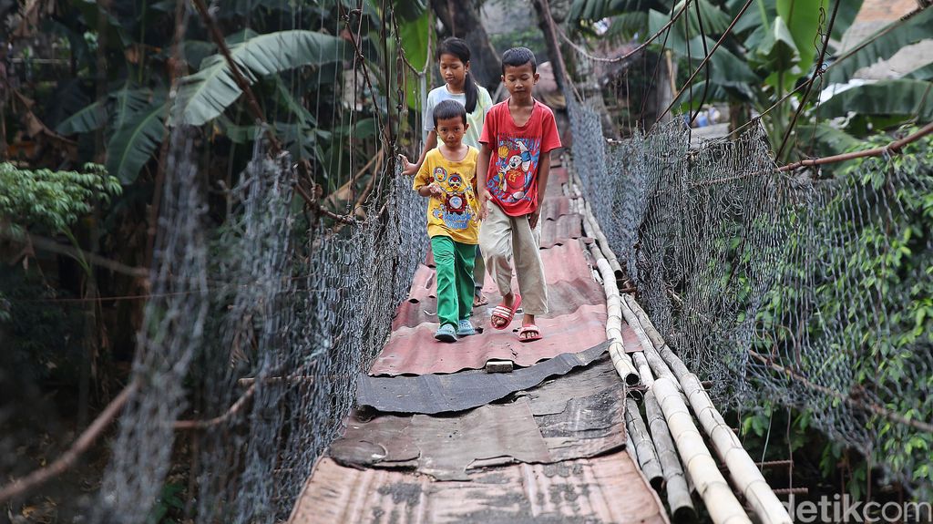 Kondisi jembatan gantung di Srengseng Sawah, Jakarta, sangat memperihatinkan, Kamis (16/12). Kontruksi jembatan yang ditopang tali baja dan bambu tersebut tak terawat dan keropos.