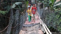 Kondisi jembatan itu akan membahayakan warga yang menyeberang.