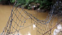 Jaring di kanan kiri jembatan juga sudah rusak.