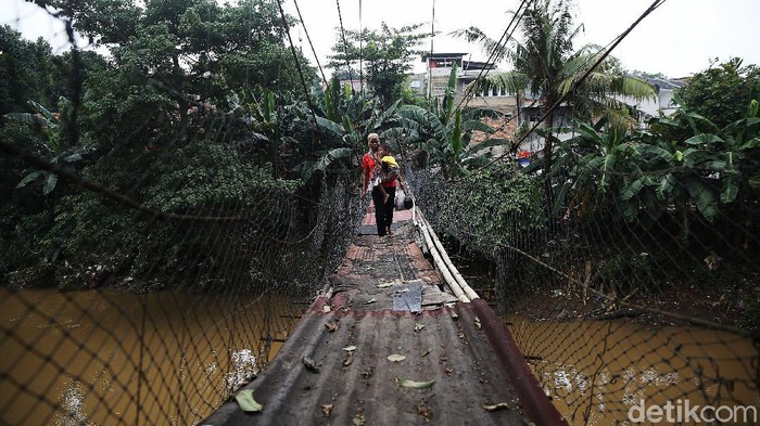 Kondisi Jembatan Gantung Srengseng Sawah Memprihatinkan Kondisi jembatan gantung di Srengseng Sawah, Jakarta, sangat memperihatinkan, Kamis (16/12). Kontruksi jembatan yang ditopang tali baja dan bambu tersebut tak terawat dan keropos.