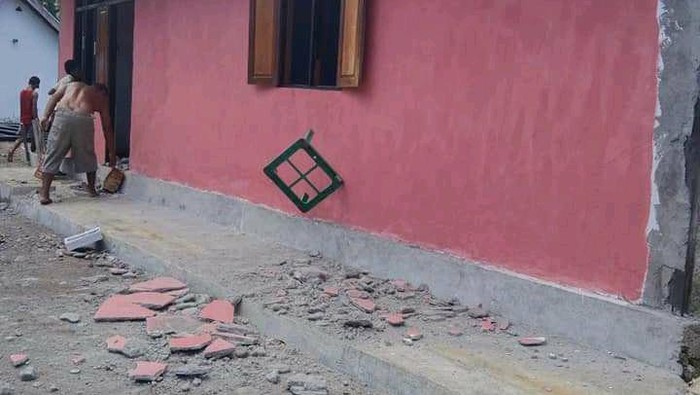 Kondisi rumah warga Maluku Barat Daya yang rusak imbas diguncang gempa dua kali