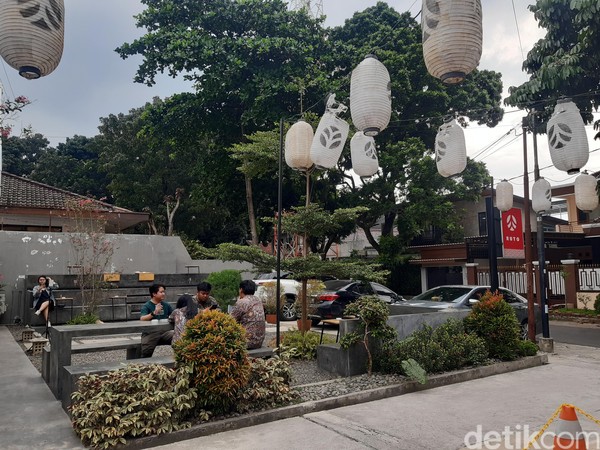 Bagi yang ingin suasana outdoor, kamu bisa memilih area tribun serta deretan meja di bawah lampion yang sangat cantik ketika malam hari. Sangat cocok buat traveler yang narsis dan suka foto-foto! (dok. Instagram @frameofjndrl) Bagi yang ingin suasana outdoor, kamu bisa memilih area tribun serta deretan meja di bawah lampion yang sangat cantik ketika malam hari. Sangat cocok buat traveler yang narsis dan suka foto-foto! (dok. Instagram @frameofjndrl)