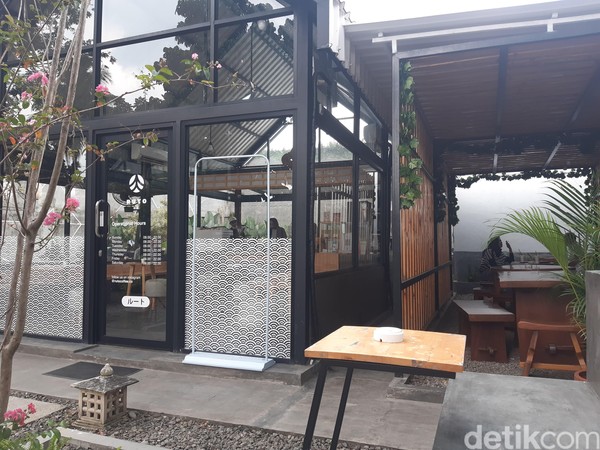 Ruto Coffee punya 2 area buat nongkrong, indoor dan outdoor. Untuk indoornya memiliki desain bangunan yang minimalis modern. Didominasi kaca dan dilengkapi dengan Akses Wifi, Stop Kontak, AC membuat suasana begitu nyaman. (dok. Instagram @frameofjndrl)