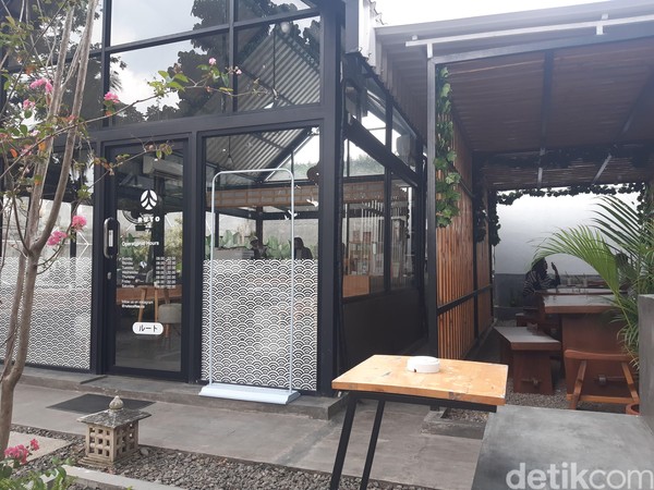 Ruto Coffee punya 2 area buat nongkrong, indoor dan outdoor. Untuk indoornya memiliki desain bangunan yang minimalis modern. Didominasi kaca dan dilengkapi dengan Akses Wifi, Stop Kontak, AC membuat suasana begitu nyaman. (dok. Instagram @frameofjndrl) Ruto Coffee punya 2 area buat nongkrong, indoor dan outdoor. Untuk indoornya memiliki desain bangunan yang minimalis modern. Didominasi kaca dan dilengkapi dengan Akses Wifi, Stop Kontak, AC membuat suasana begitu nyaman. (dok. Instagram @frameofjndrl)