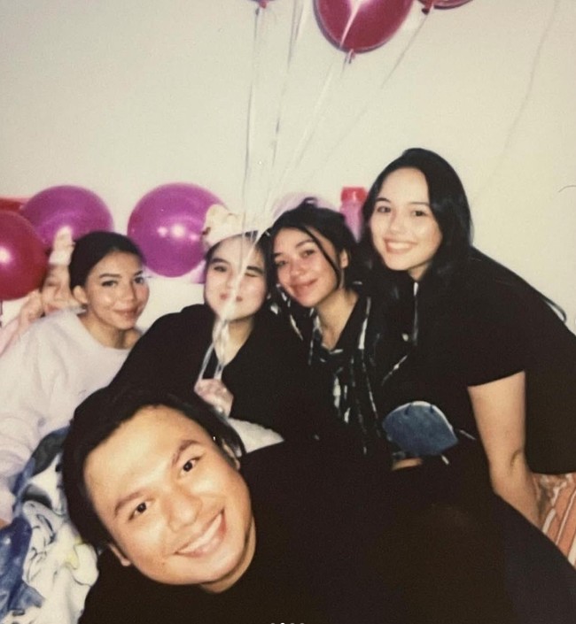 Banyak pihak yang memberikan dukungan dan doa untuk kesembuhan Laura Anna. Para sahabatnya pun tampak selalu setia menemani. Seperti saat hari ulang tahunnya, Laura tampak mendapat kejutan dari orang-orang yang disayanginya. Foto: Instagram/@edlnlaura