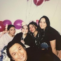 Banyak pihak yang memberikan dukungan dan doa untuk kesembuhan Laura Anna. Para sahabatnya pun tampak selalu setia menemani. Seperti saat hari ulang tahunnya, Laura tampak mendapat kejutan dari orang-orang yang disayanginya. Foto: Instagram/@edlnlaura