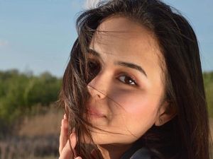 Laura Anna Datang ke Mimpi Adik, Main Lempar-lemparan Awan