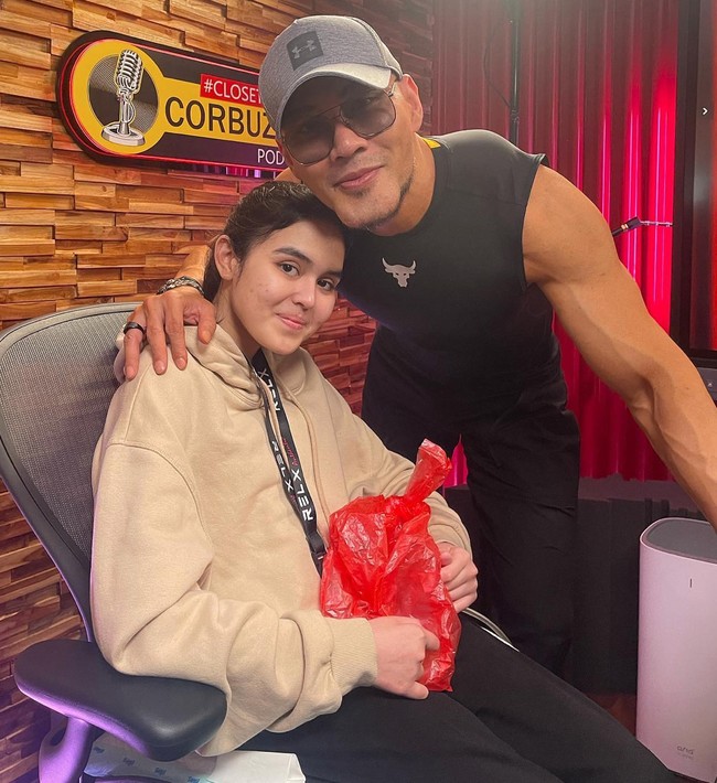 Melalui podcast milik Deddy Corbuzier, Laura Anna sempat mengungkapkan perasaannya. Walaupun sebenarnya dirinya sering merasa sedih, namun Laura selalu berusaha terlihat kuat dan bahagia di depan orang lain. Foto: Instagram/@edlnlaura