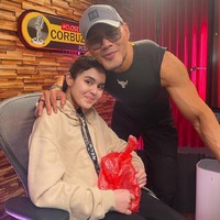 Melalui podcast milik Deddy Corbuzier, Laura Anna sempat mengungkapkan perasaannya. Walaupun sebenarnya dirinya sering merasa sedih, namun Laura selalu berusaha terlihat kuat dan bahagia di depan orang lain. Foto: Instagram/@edlnlaura